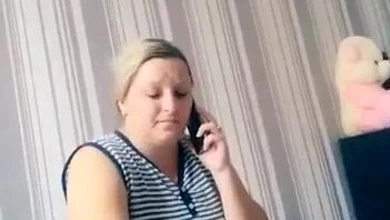 Русская зрелка дрочит супружеский хуй, разговаривая по телефону с подругой