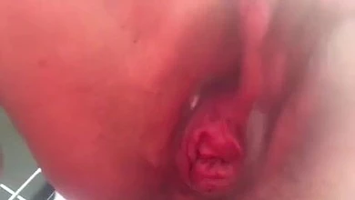 Дрочит после ебли и фистинга. Встреча бляди в сауне