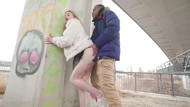 Красотуля так повеселилась, что дала в жопу двум неграм