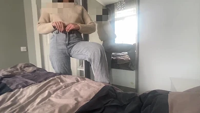 Парень не хочет, но жопастой подруге прямо с утра засвербило