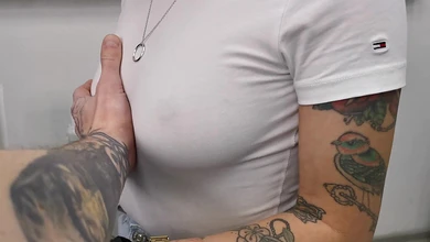 Тёлочка-татуировщица явно заскучала за хуем